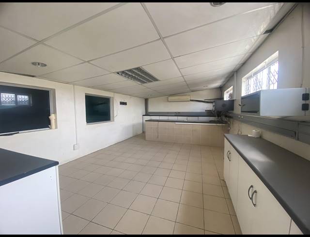 230M² RETAIL TO LET IN MOORTON